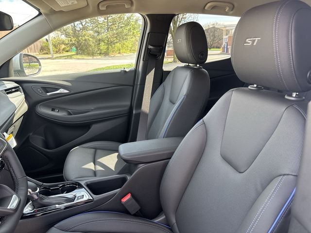 Buick Encore GX Vehicle Full-screen Gallery Image 11