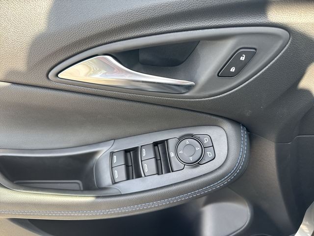 Buick Encore GX Vehicle Full-screen Gallery Image 13