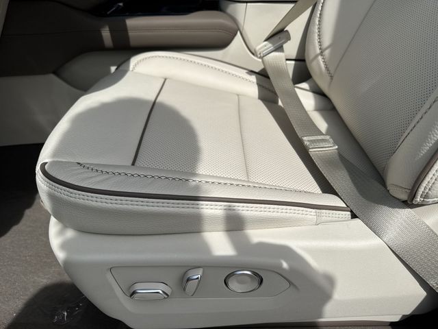 GMC Yukon Vehicle Full-screen Gallery Image 12