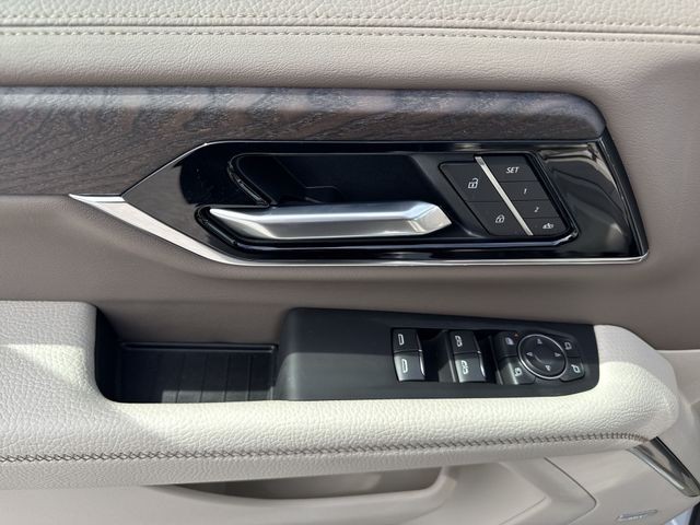 GMC Yukon Vehicle Full-screen Gallery Image 13