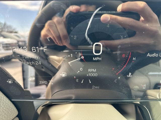 GMC Yukon Vehicle Full-screen Gallery Image 15