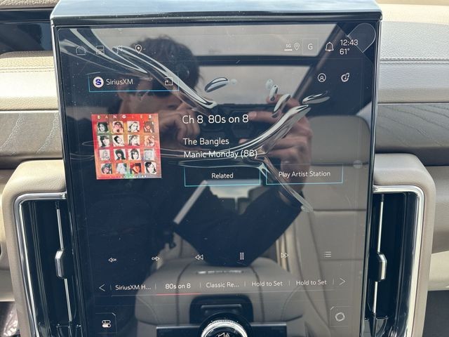 GMC Yukon Vehicle Full-screen Gallery Image 16