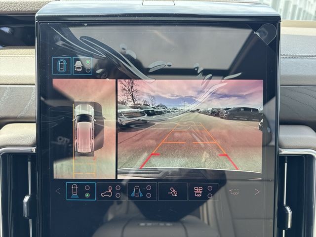 GMC Yukon Vehicle Full-screen Gallery Image 17