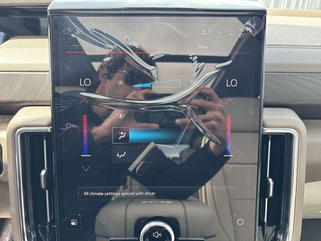 GMC Yukon Vehicle Full-screen Gallery Image 19