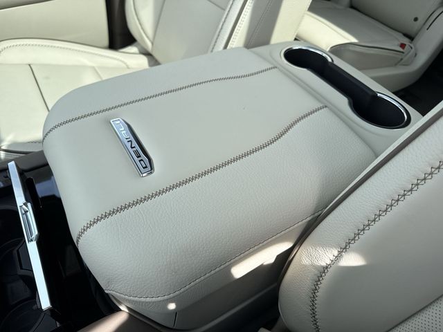 GMC Yukon Vehicle Full-screen Gallery Image 21