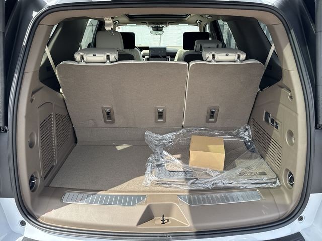 GMC Yukon Vehicle Full-screen Gallery Image 25