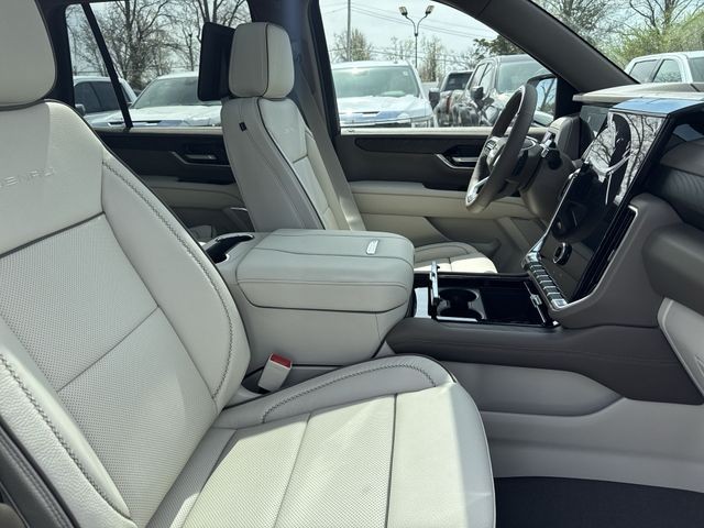 GMC Yukon Vehicle Full-screen Gallery Image 26