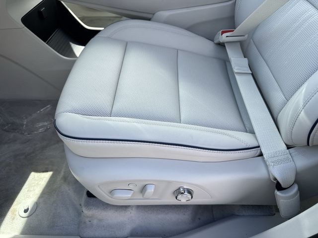 Buick Enclave Vehicle Full-screen Gallery Image 12