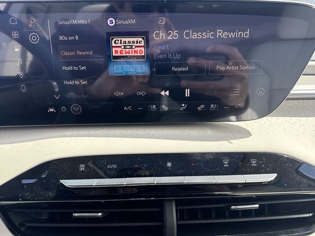 Buick Enclave Vehicle Full-screen Gallery Image 16