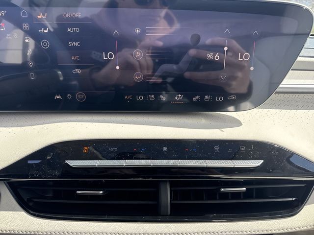 Buick Enclave Vehicle Full-screen Gallery Image 19