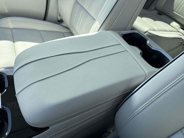 Buick Enclave Vehicle Full-screen Gallery Image 21