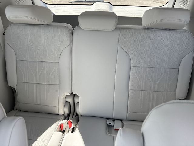 Buick Enclave Vehicle Full-screen Gallery Image 24