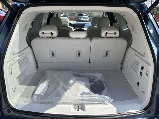 Buick Enclave Vehicle Full-screen Gallery Image 25