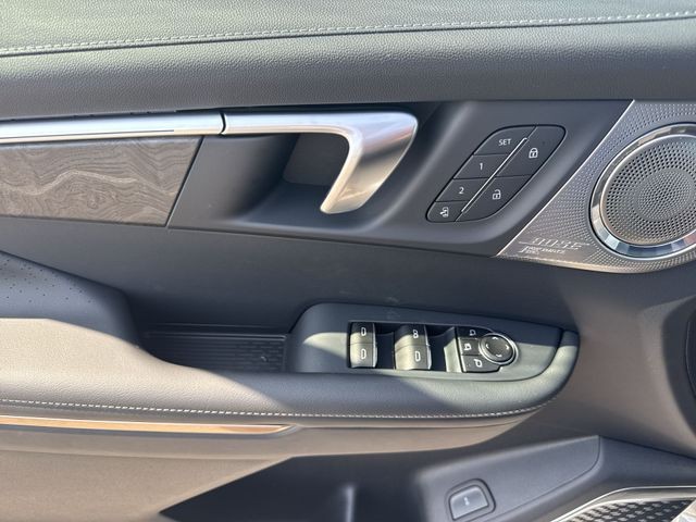 Buick Enclave Vehicle Full-screen Gallery Image 13