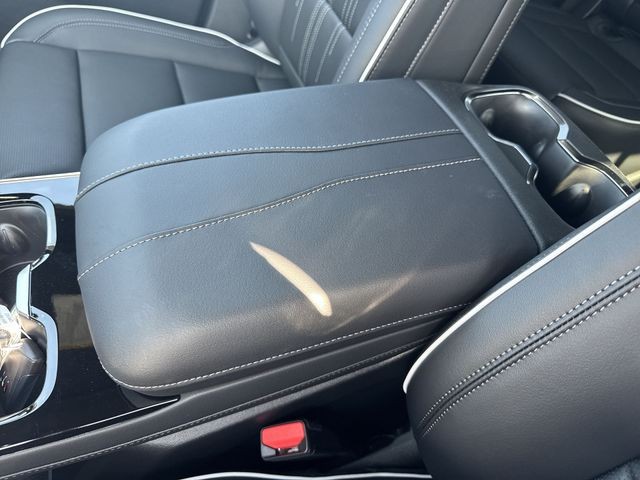 Buick Enclave Vehicle Full-screen Gallery Image 21