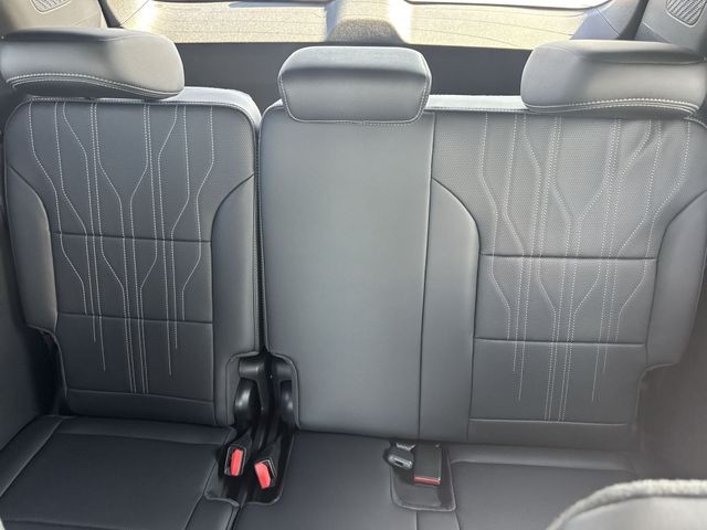 Buick Enclave Vehicle Full-screen Gallery Image 24