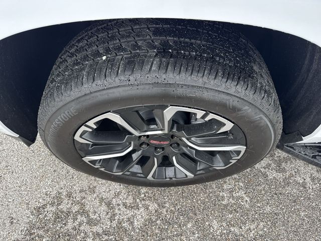 GMC Yukon Vehicle Full-screen Gallery Image 10