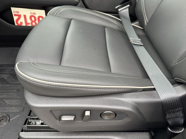 GMC Yukon Vehicle Full-screen Gallery Image 12