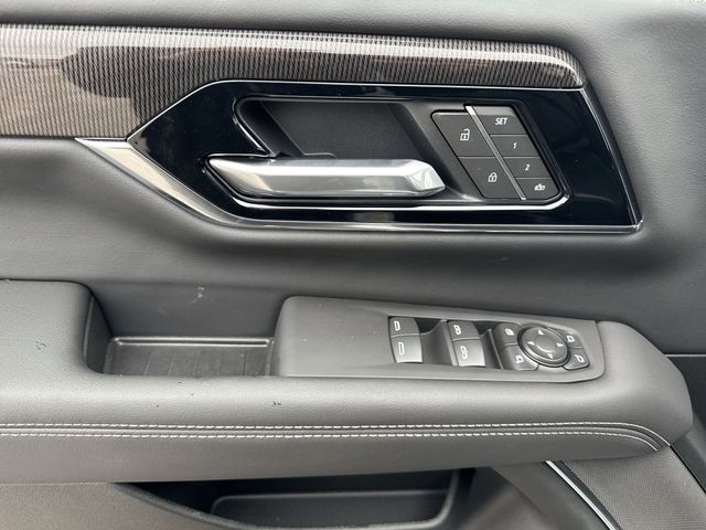 GMC Yukon Vehicle Full-screen Gallery Image 13