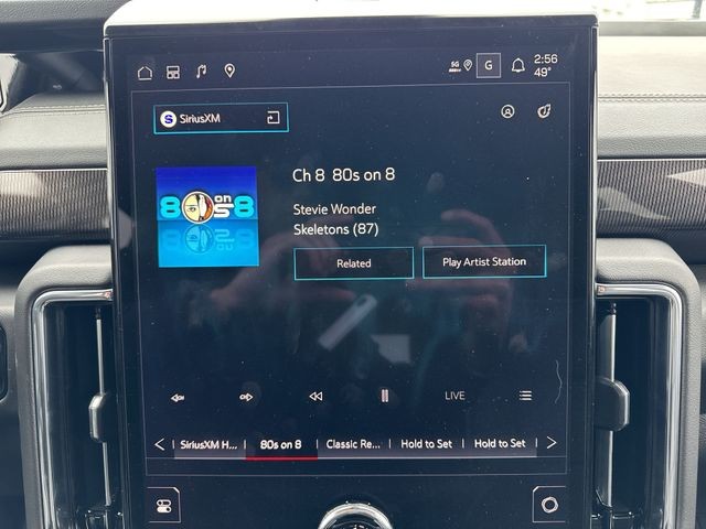 GMC Yukon Vehicle Full-screen Gallery Image 16