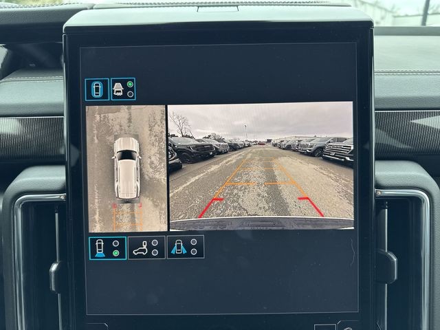 GMC Yukon Vehicle Full-screen Gallery Image 17