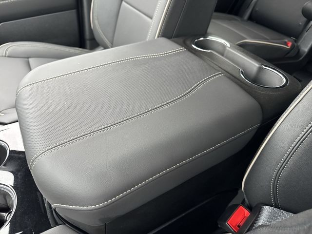 GMC Yukon Vehicle Full-screen Gallery Image 21