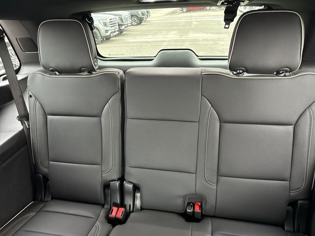 GMC Yukon Vehicle Full-screen Gallery Image 23