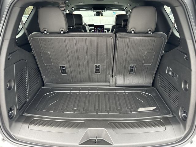 GMC Yukon Vehicle Full-screen Gallery Image 24