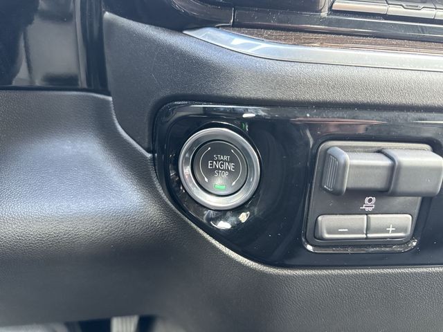 Chevrolet Silverado 2500HD Vehicle Full-screen Gallery Image 21