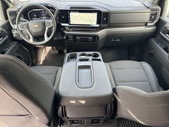 Chevrolet Silverado 2500HD Vehicle Full-screen Gallery Image 24