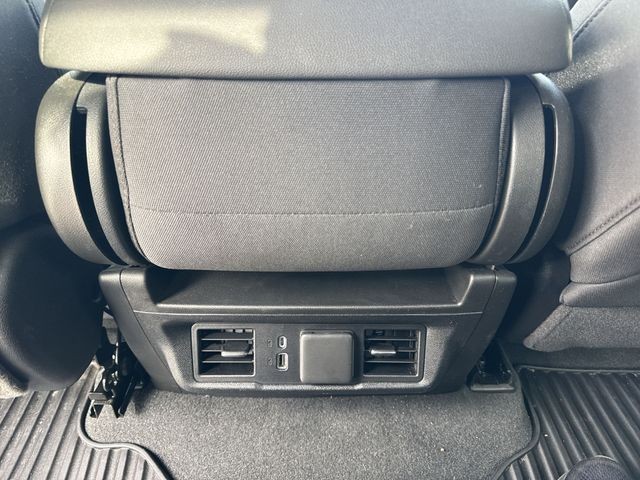 Chevrolet Silverado 2500HD Vehicle Full-screen Gallery Image 25