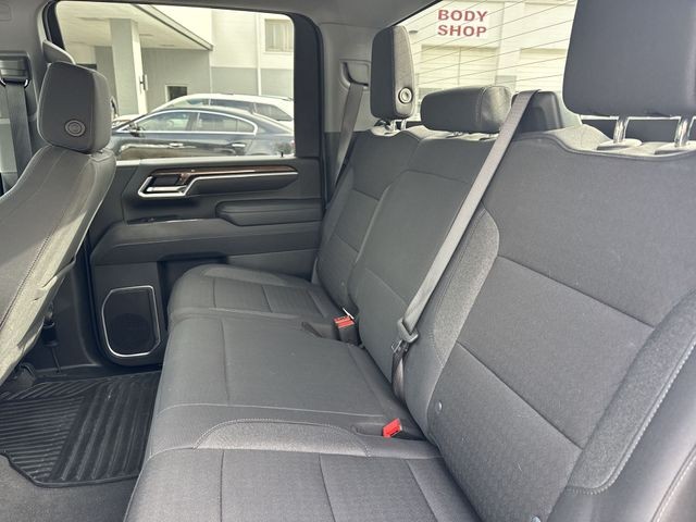 Chevrolet Silverado 2500HD Vehicle Full-screen Gallery Image 28