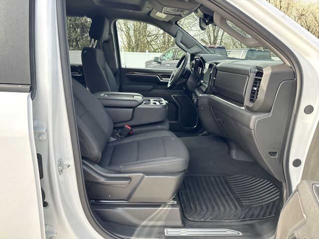 Chevrolet Silverado 2500HD Vehicle Full-screen Gallery Image 32