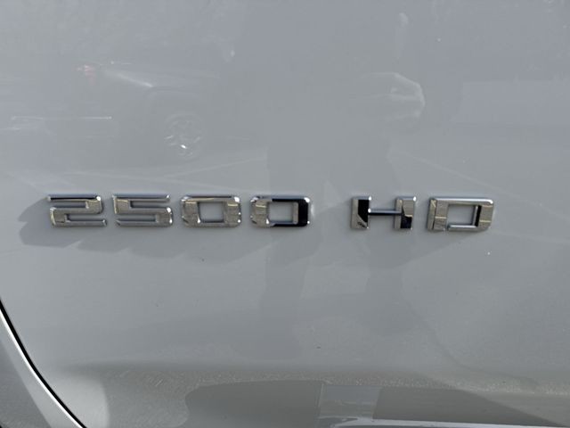 Chevrolet Silverado 2500HD Vehicle Full-screen Gallery Image 34