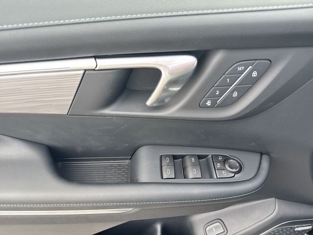 Buick Enclave Vehicle Full-screen Gallery Image 13