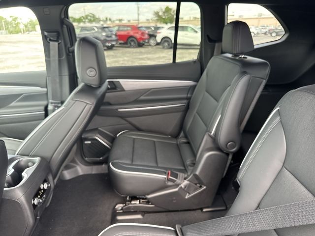 Buick Enclave Vehicle Full-screen Gallery Image 22