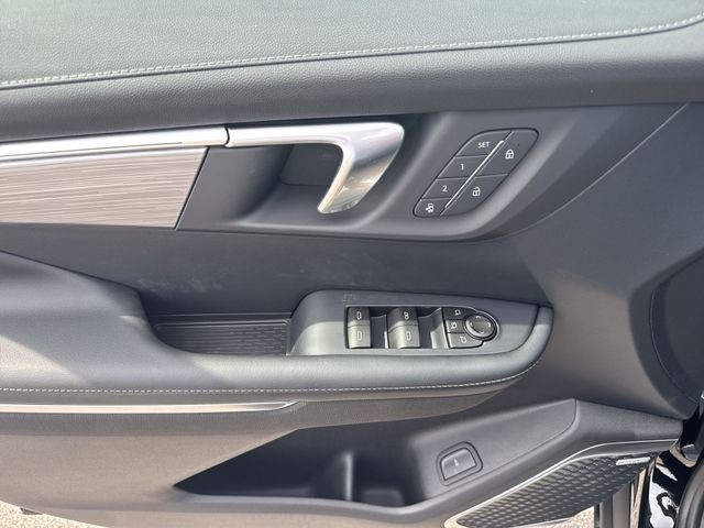 Buick Enclave Vehicle Full-screen Gallery Image 13