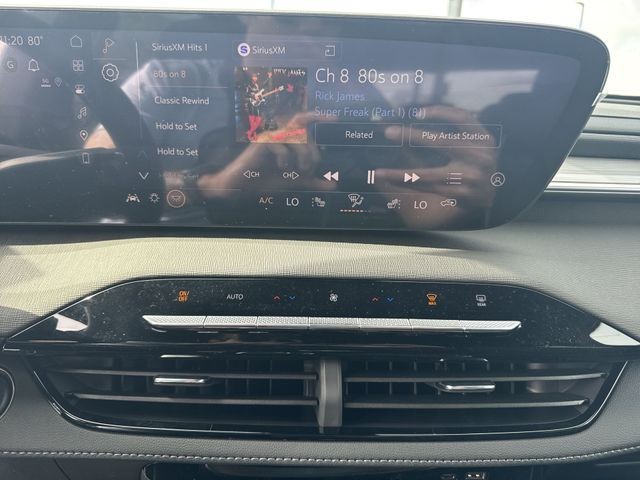 Buick Enclave Vehicle Full-screen Gallery Image 16