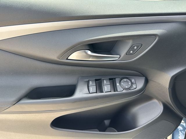 Buick Envista Vehicle Full-screen Gallery Image 13