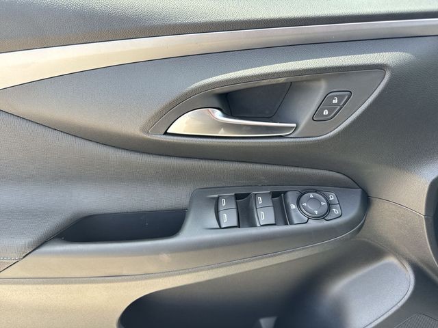 Buick Envista Vehicle Full-screen Gallery Image 13
