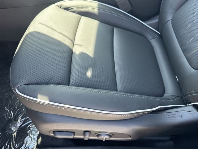 Buick Encore GX Vehicle Full-screen Gallery Image 12