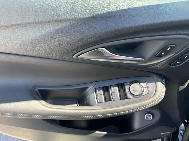 Buick Encore GX Vehicle Full-screen Gallery Image 13