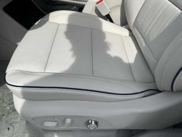 Buick Enclave Vehicle Full-screen Gallery Image 12