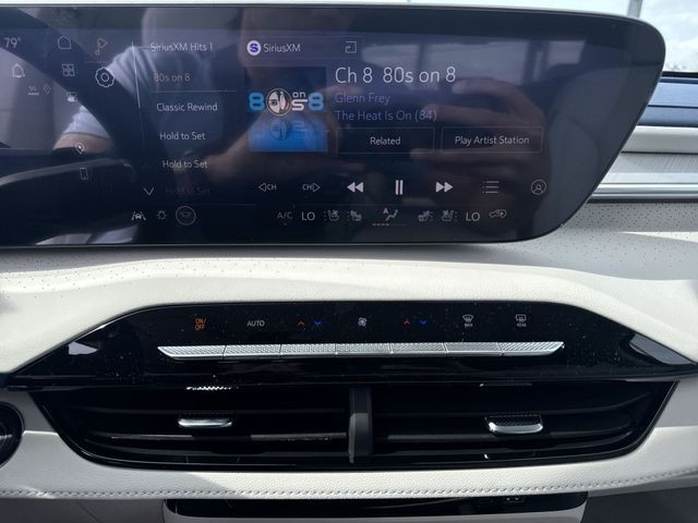 Buick Enclave Vehicle Full-screen Gallery Image 16