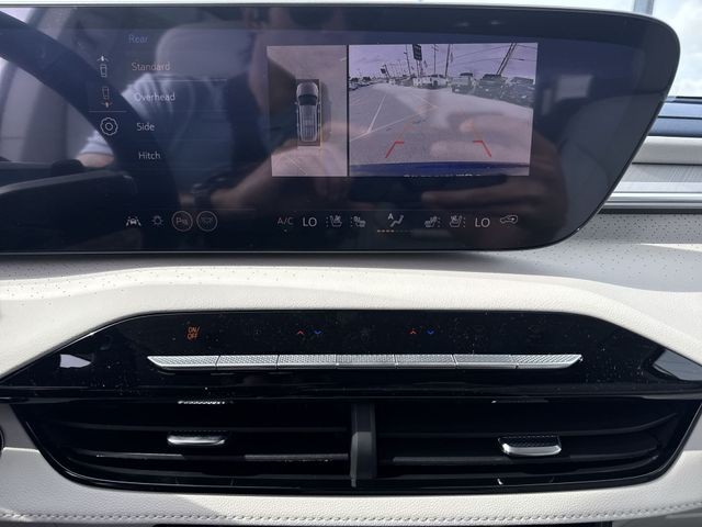 Buick Enclave Vehicle Full-screen Gallery Image 17