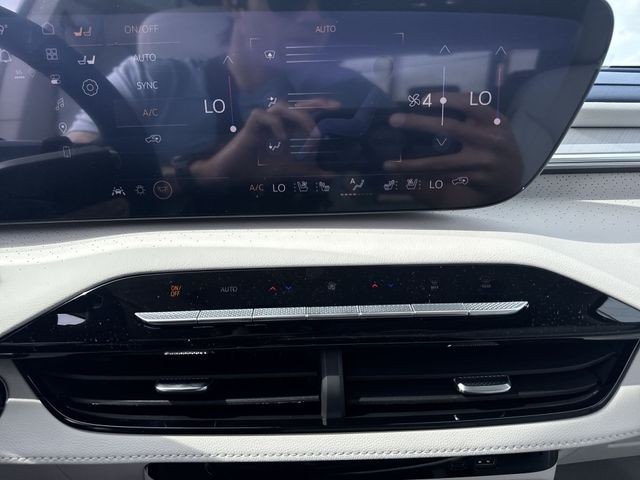 Buick Enclave Vehicle Full-screen Gallery Image 19