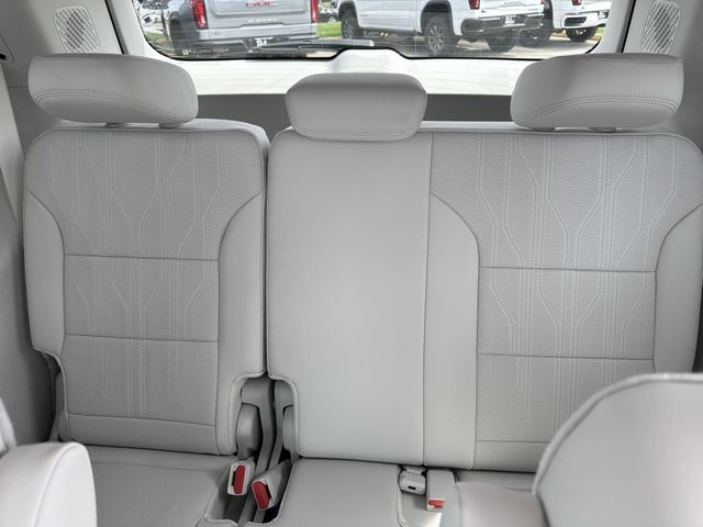 Buick Enclave Vehicle Full-screen Gallery Image 24