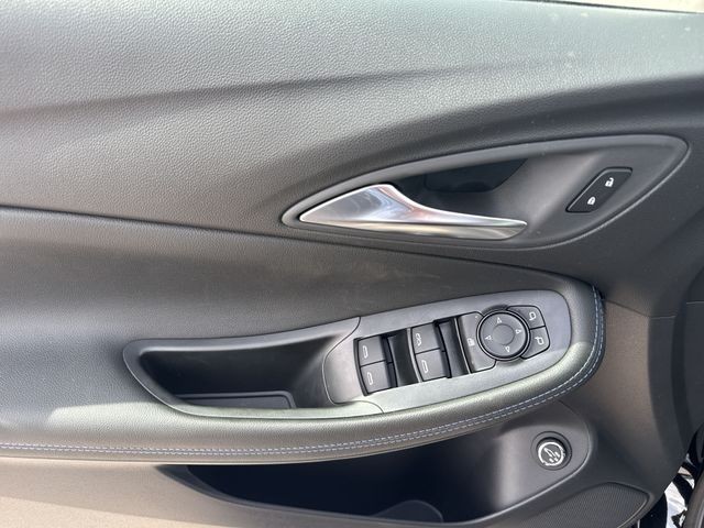 Buick Encore GX Vehicle Full-screen Gallery Image 13