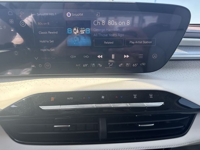 Buick Enclave Vehicle Full-screen Gallery Image 16