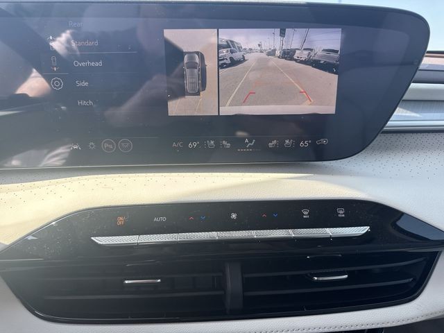Buick Enclave Vehicle Full-screen Gallery Image 17
